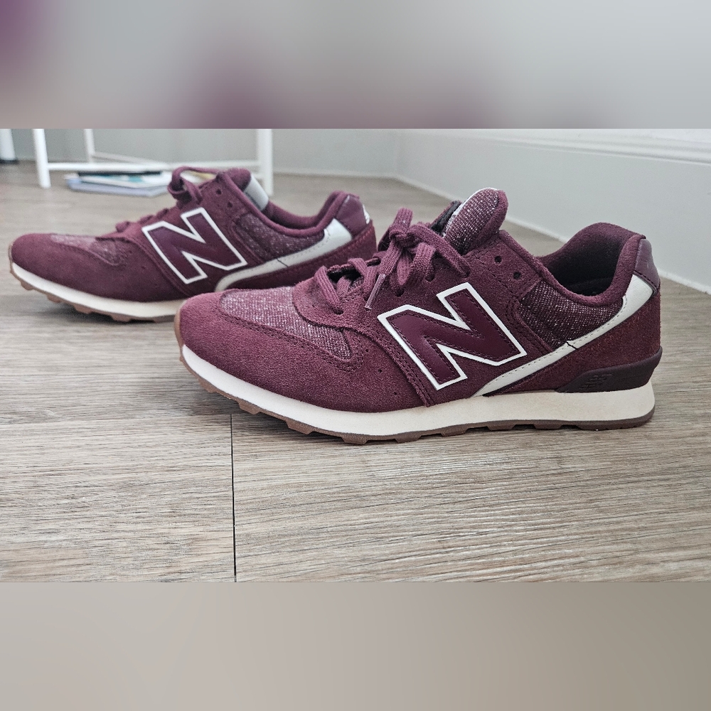 New Balance 696 Running Shoes. Burgundy. Size 6 In Excellent Used Condition